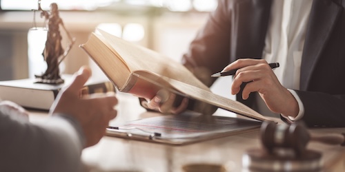 False imprisonment defense concept in Tennessee courtroom setting