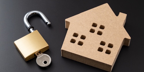 House and unlocked padlock representing a Nashville property crime case